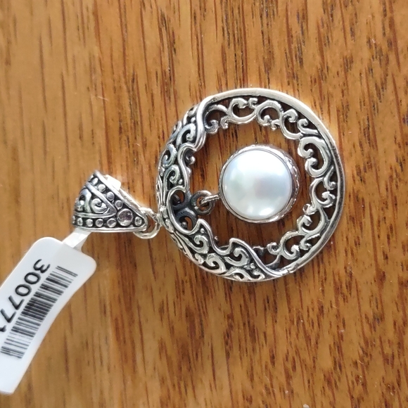 Jewelry - Nwt pendant